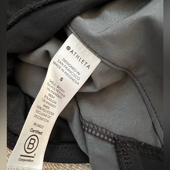 EUC ATHLETA MESH RACER RUN MID RISE 4 SHORT size small - Picture 7 of 9